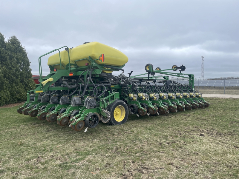 2008 JOHN DEERE DB60 PLANTER