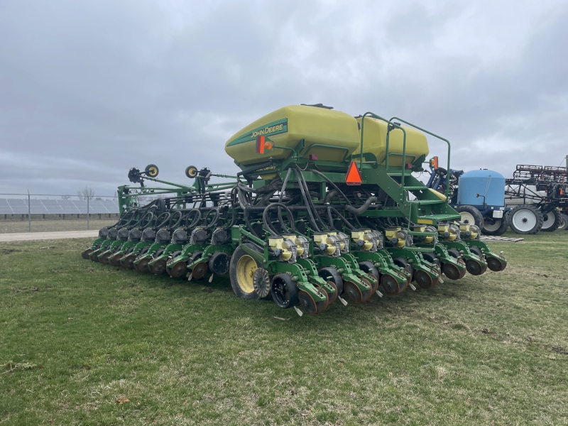 2008 JOHN DEERE DB60 PLANTER