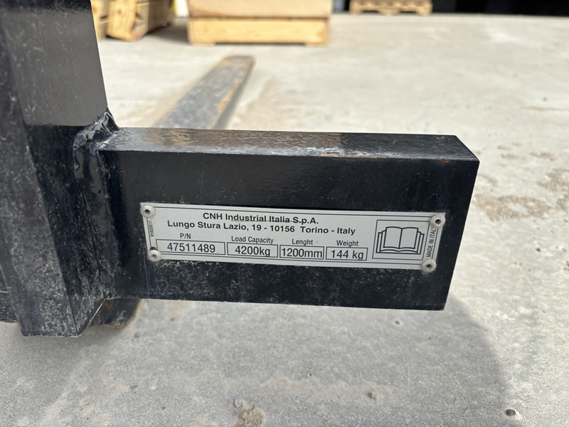 2026 NEW HOLLAND 4200KG PALLET FORKS AND CARRAIGE