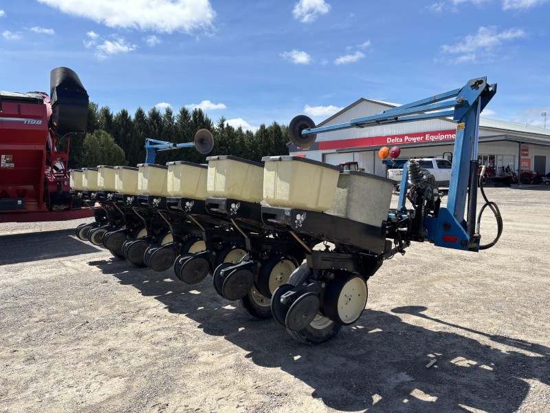 KINZE 2000 8 ROW PLANTER