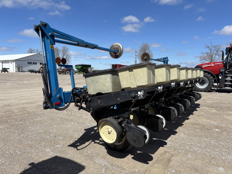 KINZE 2000 8 ROW PLANTER