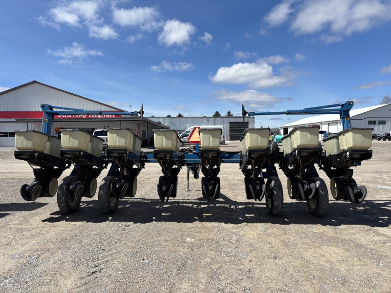 KINZE 2000 8 ROW PLANTER
