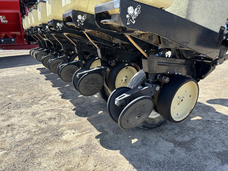 KINZE 2000 8 ROW PLANTER