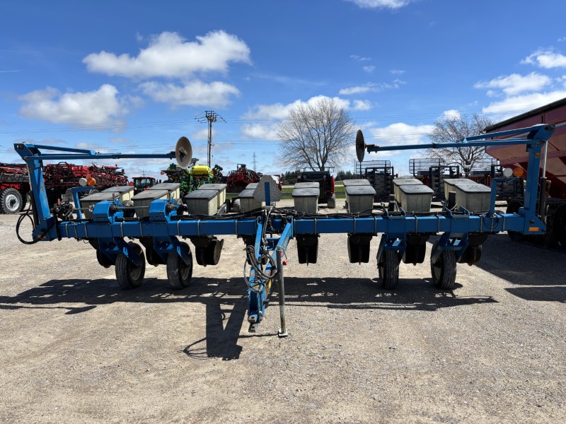 KINZE 2000 8 ROW PLANTER