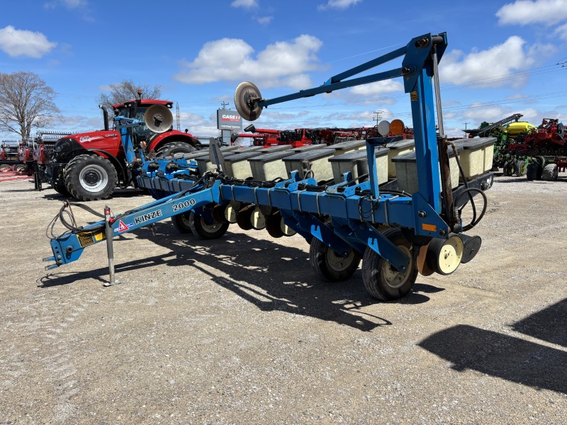 KINZE 2000 8 ROW PLANTER