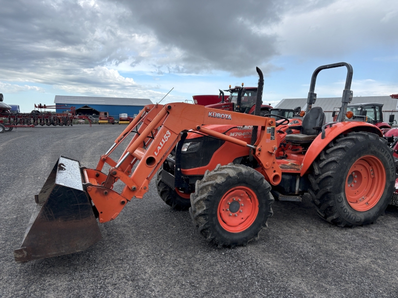 2014 KUBOTA M7040 TRACTOR WITH LOADER