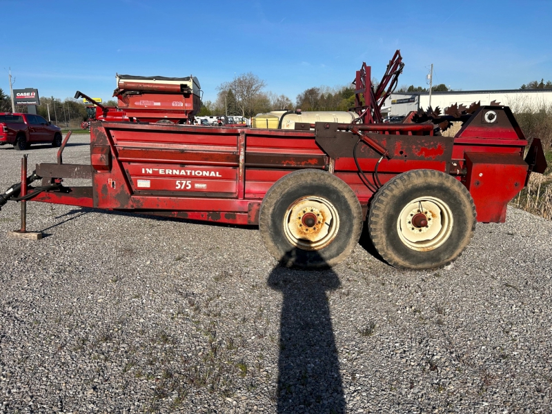 1972 INTERNATIONAL 575 MANURE SPREADER