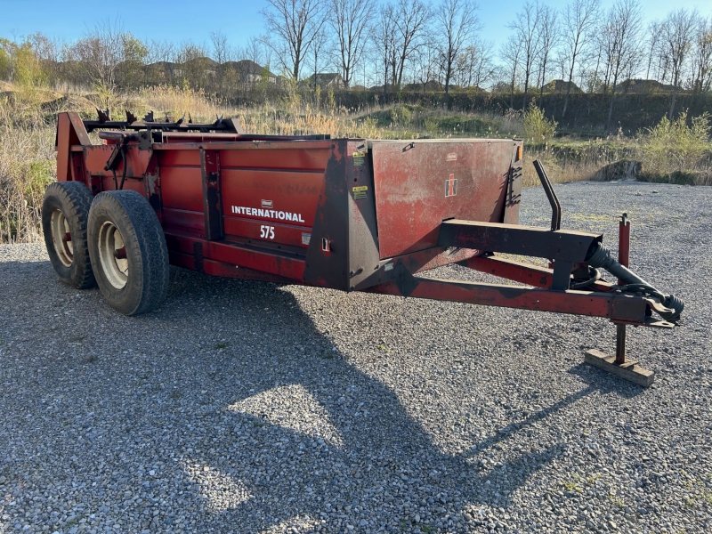 1972 INTERNATIONAL 575 MANURE SPREADER