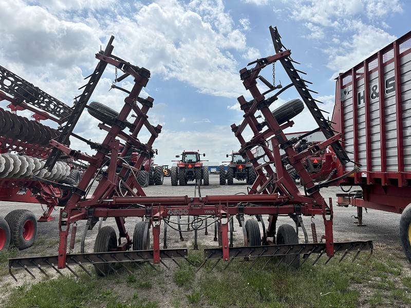 1996 CASE IH 4600 FIELD CULTIVATOR