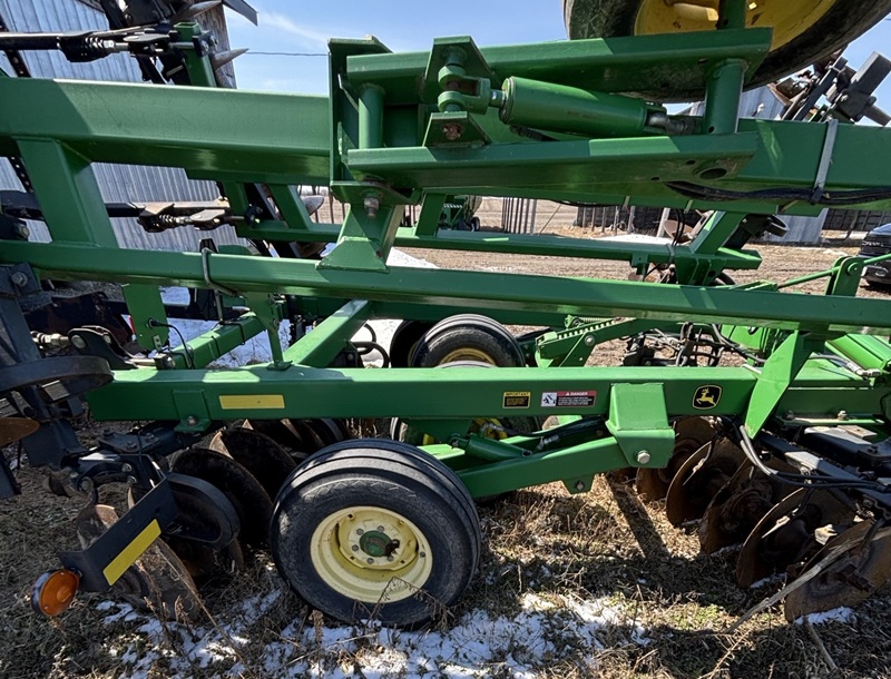 2004 JOHN DEERE 637 TANDEM DISC