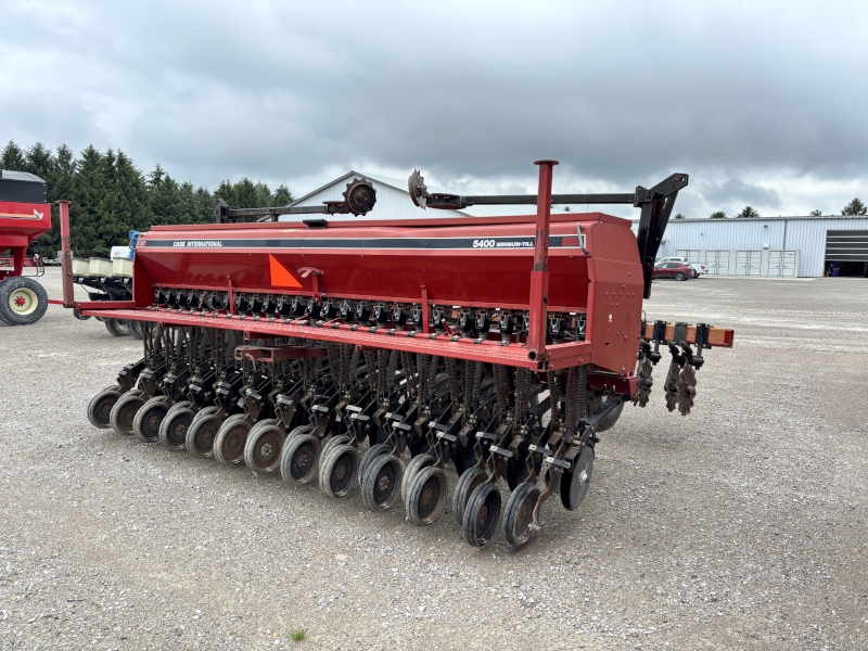 CASE IH 5400 NO-TILL DRILL WITH UNVERFERTH CADDY