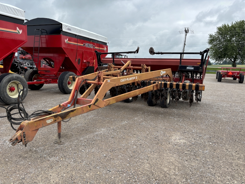 CASE IH 5400 NO-TILL DRILL WITH UNVERFERTH CADDY