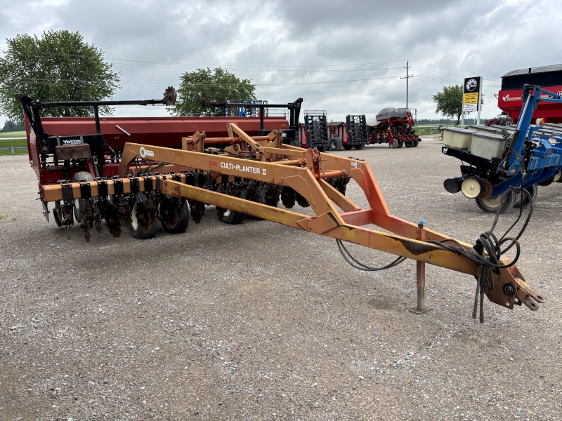 CASE IH 5400 NO-TILL DRILL WITH UNVERFERTH CADDY