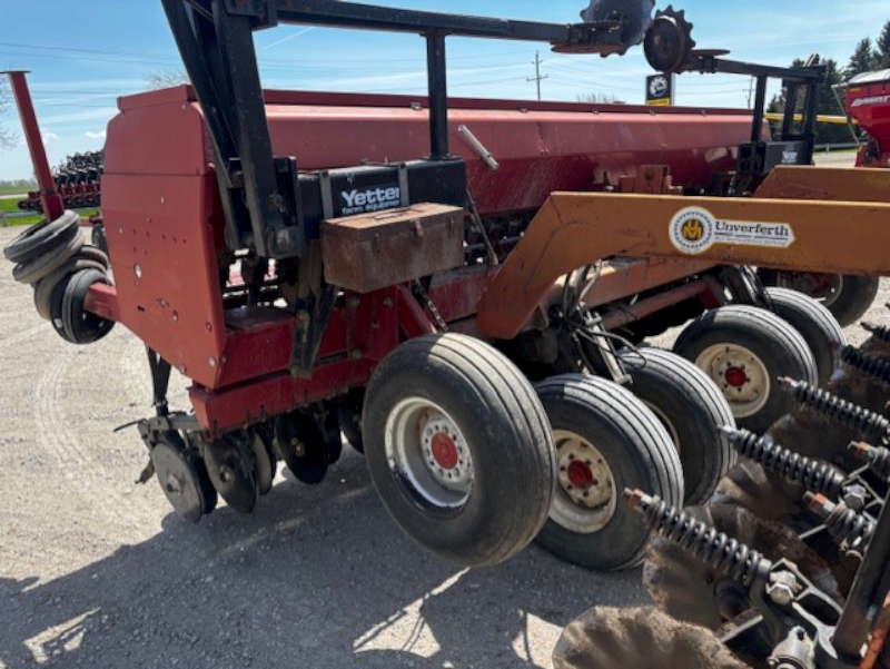 CASE IH 5400 NO-TILL DRILL WITH UNVERFERTH CADDY