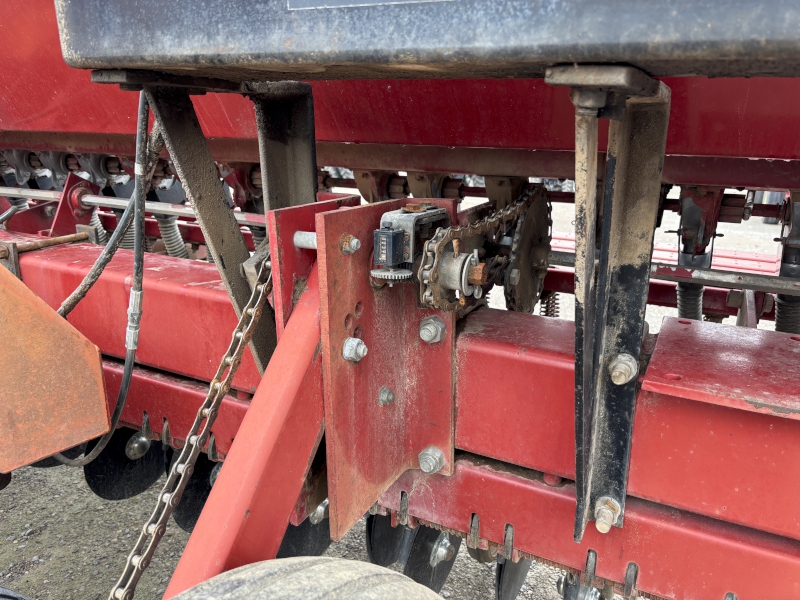 CASE IH 5400 NO-TILL DRILL WITH UNVERFERTH CADDY
