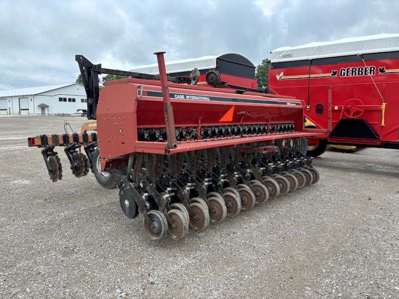 CASE IH 5400 NO-TILL DRILL WITH UNVERFERTH CADDY