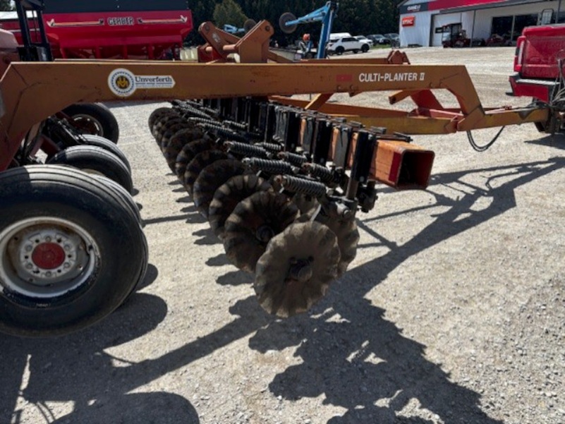 CASE IH 5400 NO-TILL DRILL WITH UNVERFERTH CADDY