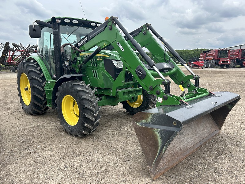 2015 JOHN DEERE 6105R TRACTOR WITH LOADER