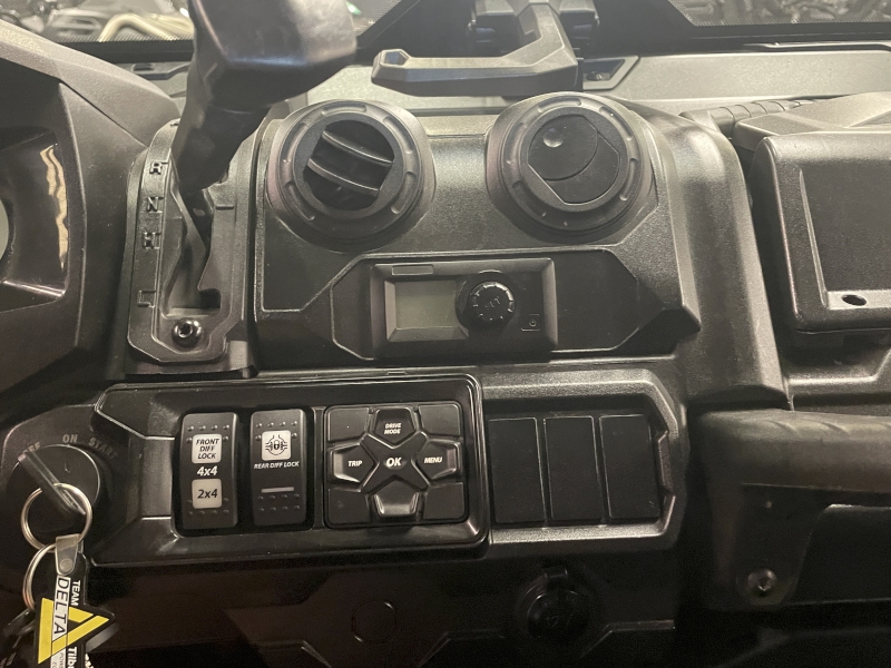 Side-by-Side/Utility Vehicle  2024 CAN-AM DEFENDER LIMITED HD10 SIDE BY SIDE Photo