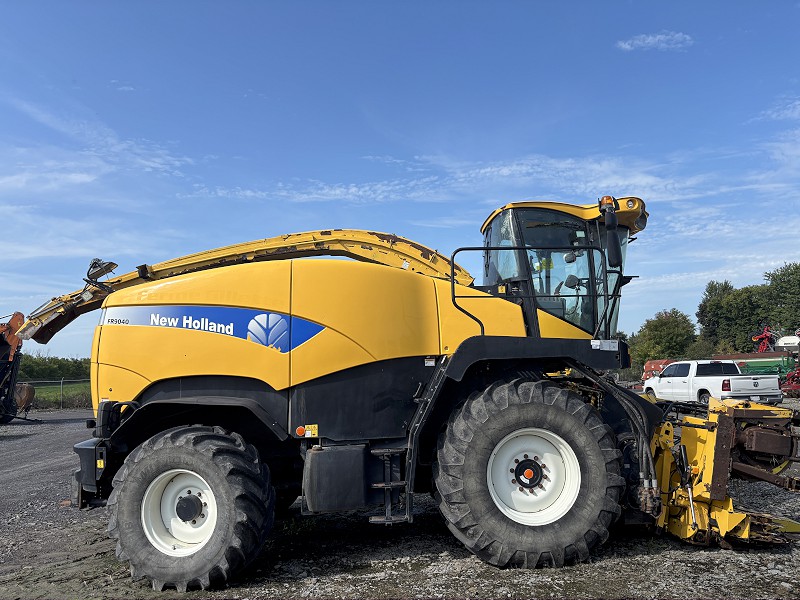 2012 NEW HOLLAND FR9040 FORAGE HARVESTER WITH HEADS