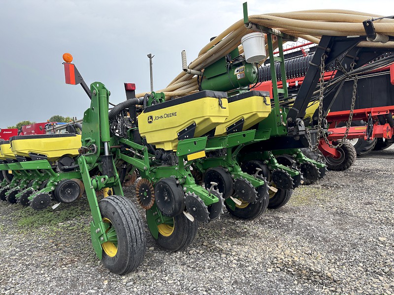 2016 JOHN DEERE 1775NT 16R30 PLANTER WITH MONTAG FERTILZER CART
