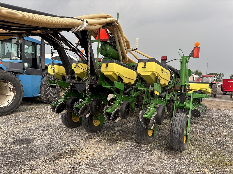 2016 JOHN DEERE 1775NT 16R30 PLANTER WITH MONTAG FERTILZER CART