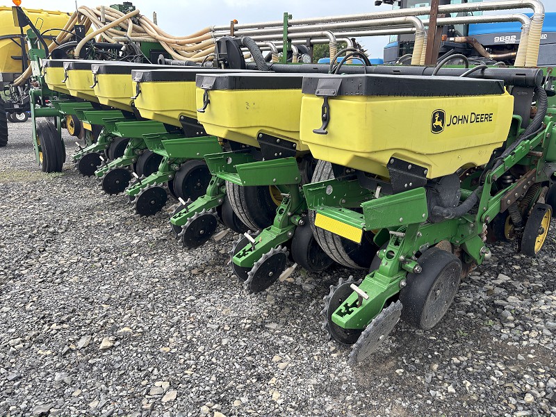 2016 JOHN DEERE 1775NT 16R30 PLANTER WITH MONTAG FERTILZER CART