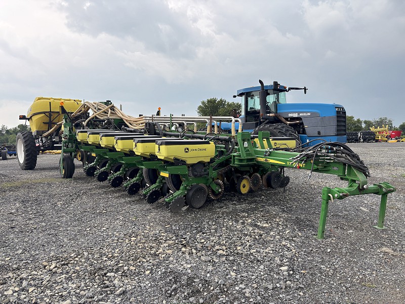 2016 JOHN DEERE 1775NT 16R30 PLANTER WITH MONTAG FERTILZER CART