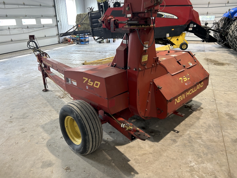 NEW HOLLAND 790 PULL TYPE FORAGE HARVESTER