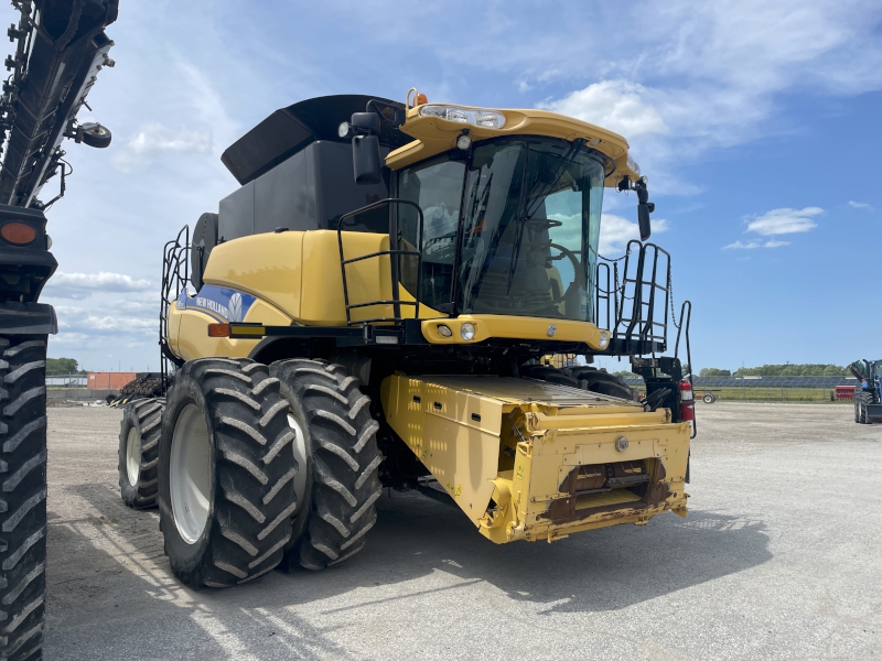 2013 NEW HOLLAND CR7090 COMBINE