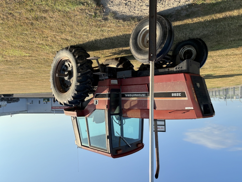 1981 INTERNATIONAL HARVESTER 3288 TRACTOR