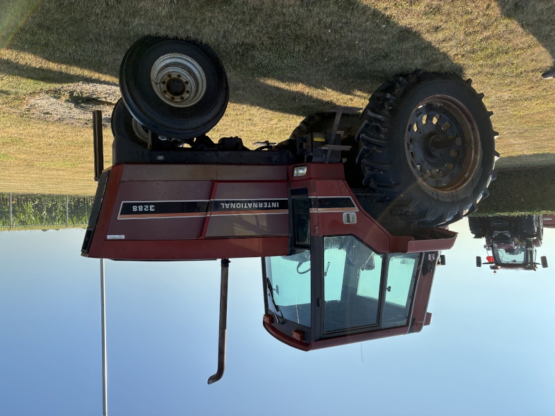 1981 INTERNATIONAL HARVESTER 3288 TRACTOR