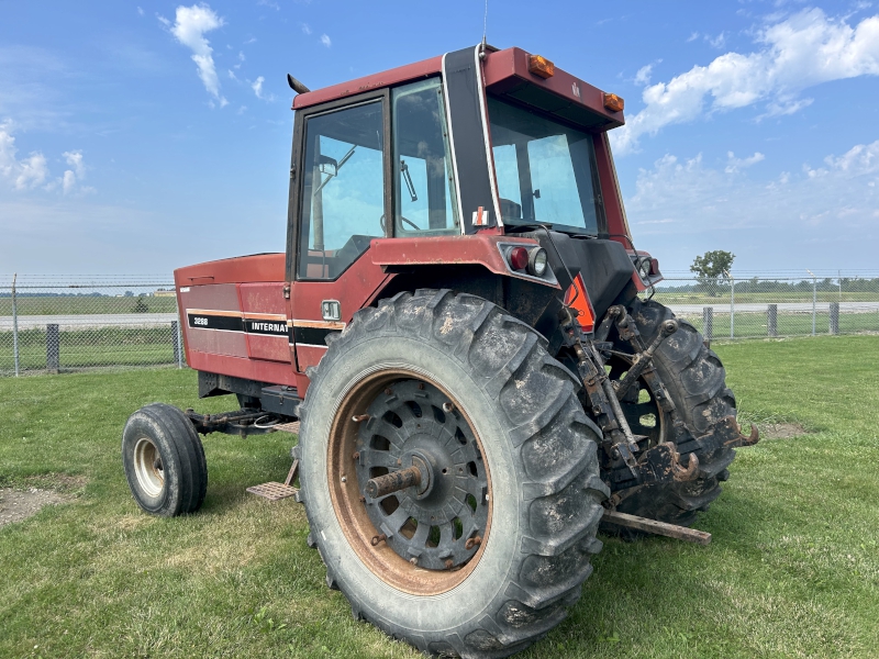 1981 INTERNATIONAL HARVESTER 3288 TRACTOR