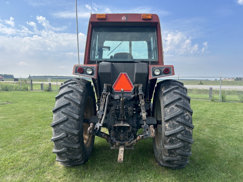 1981 INTERNATIONAL HARVESTER 3288 TRACTOR