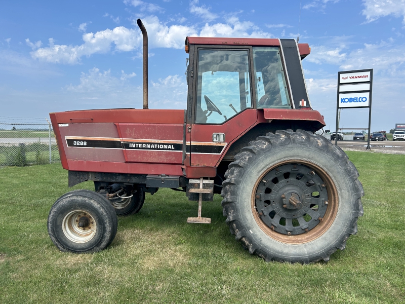 1981 INTERNATIONAL HARVESTER 3288 TRACTOR
