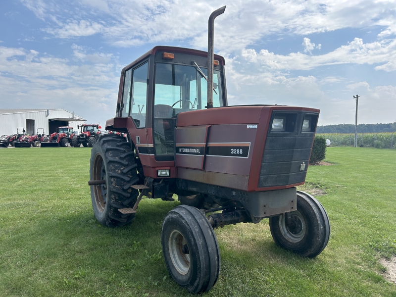 1981 INTERNATIONAL HARVESTER 3288 TRACTOR