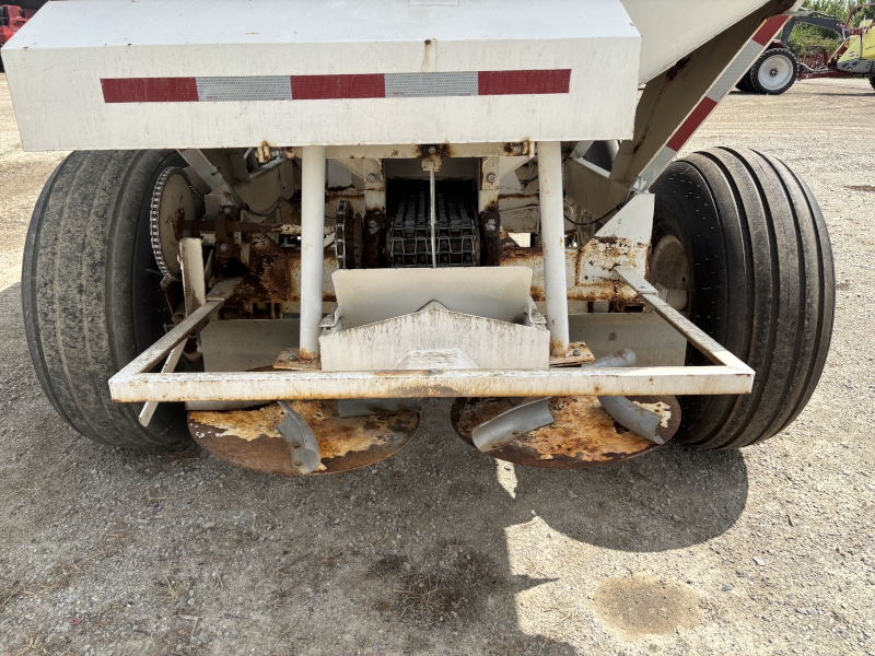 WILLMAR SUPER 800 FERTILIZER SPREADER