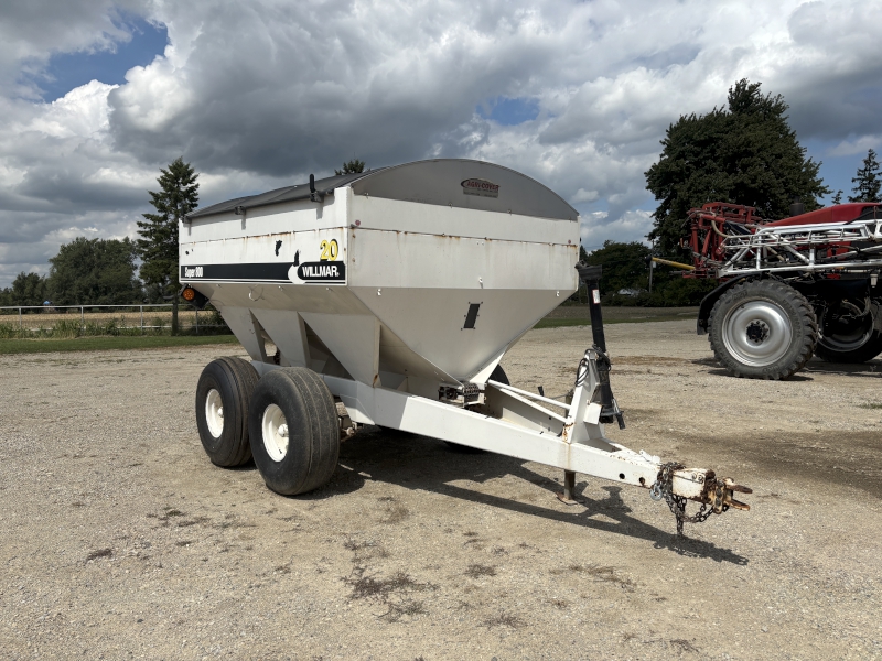 WILLMAR SUPER 800 FERTILIZER SPREADER