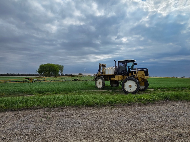 1999 ROGATOR 854 SELF PROPELLED SPRAYER