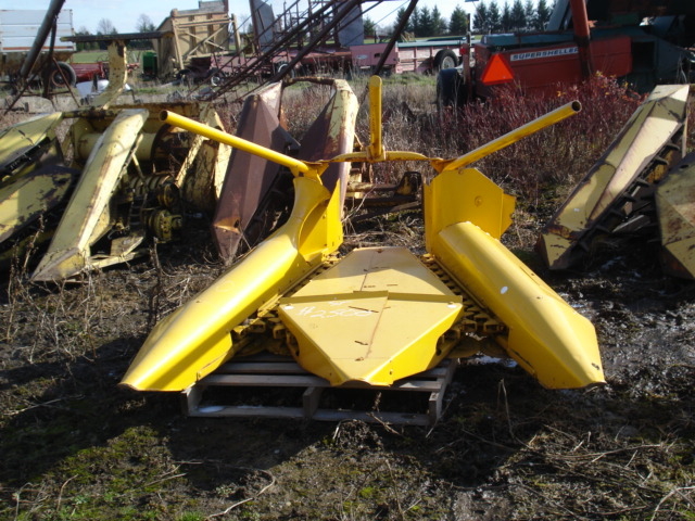 Harvesting Equipment  New Holland 822 Corn Head Photo