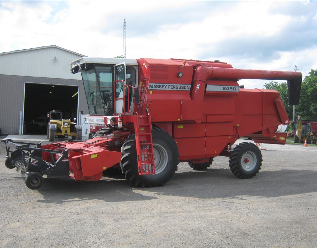 BRYAN'S FARM Massey Ferguson 8450 Combine