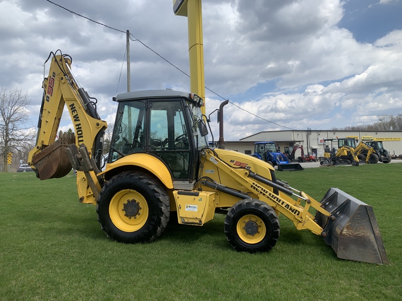 New Holland B95B Tractor Loader Backhoe
