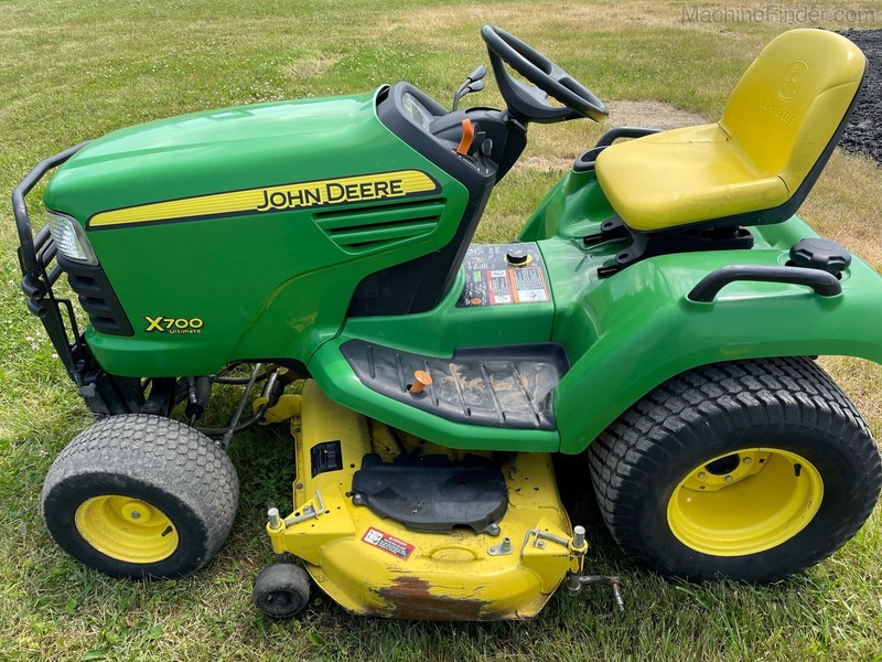 2011 JOHN DEERE X700 Lawn Tractor