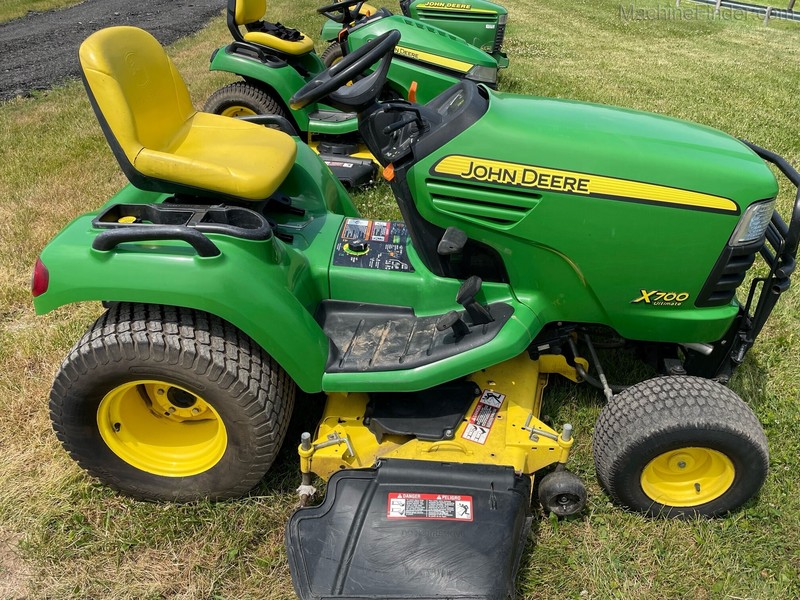 Property Maintenance  2011 JOHN DEERE X700 Lawn Tractor Photo