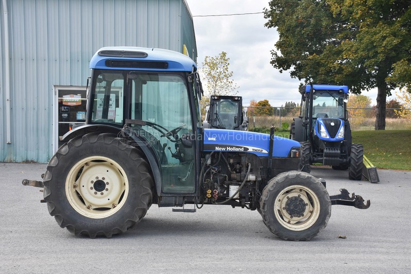 Tractors  2004 New Holland TN95F Tractor Photo