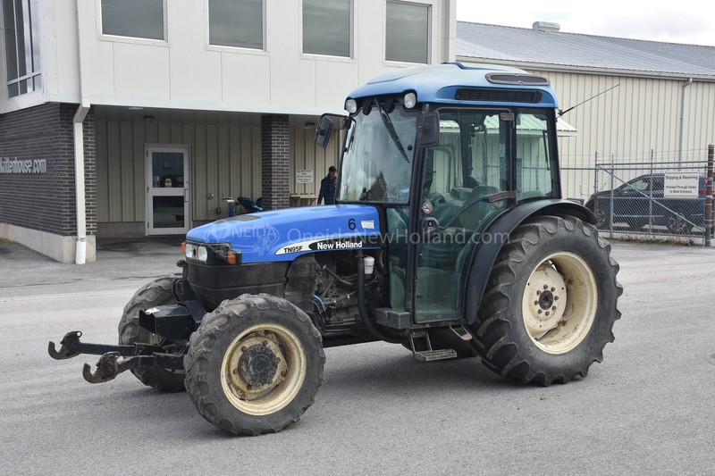 Tractors  2004 New Holland TN95F Tractor Photo