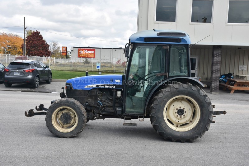 Tractors  2004 New Holland TN95F Tractor Photo