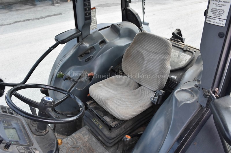 Tractors  2004 New Holland TN95F Tractor Photo