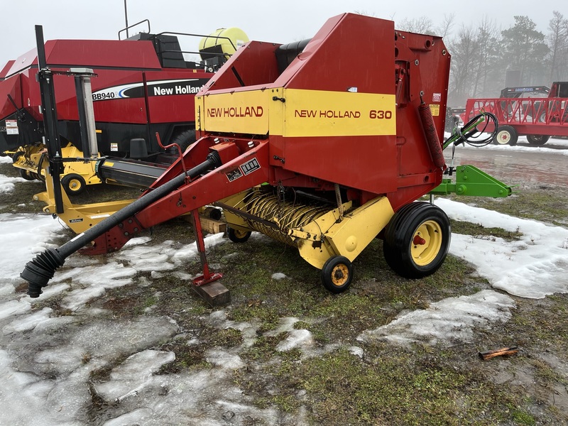 New Holland 630 Round Baler
