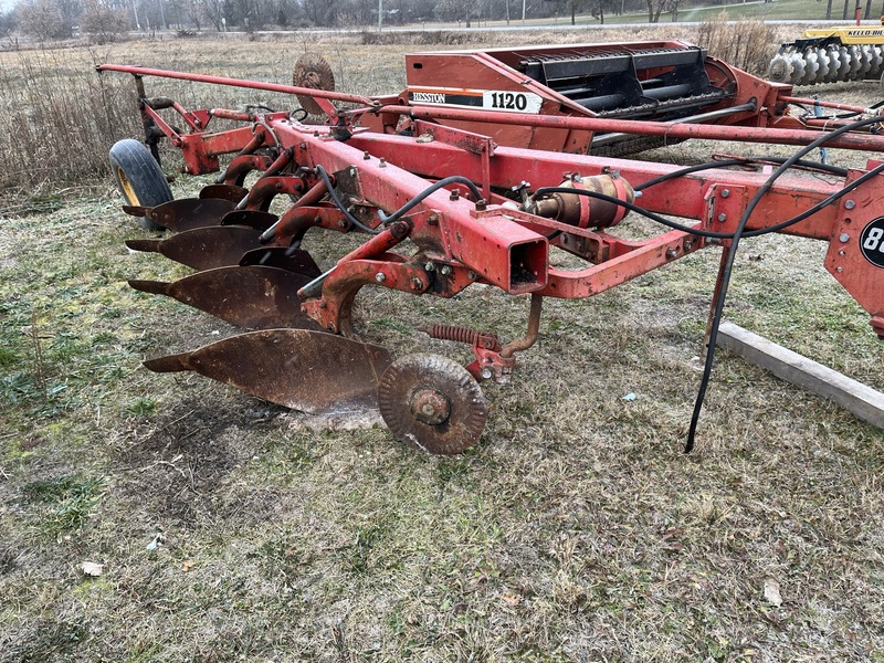 Massey Ferguson 880  Plow